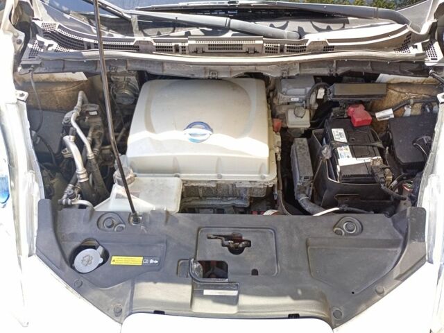 Белый Ниссан Лиф, объемом двигателя 0 л и пробегом 96 тыс. км за 7500 $, фото 12 на Automoto.ua