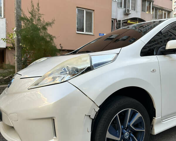 Белый Ниссан Лиф, объемом двигателя 0 л и пробегом 136 тыс. км за 4999 $, фото 8 на Automoto.ua