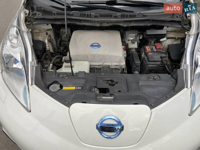 Белый Ниссан Лиф, объемом двигателя 0 л и пробегом 223 тыс. км за 5900 $, фото 10 на Automoto.ua
