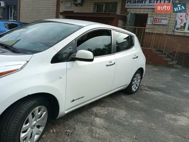 Белый Ниссан Лиф, объемом двигателя 0 л и пробегом 205 тыс. км за 5500 $, фото 1 на Automoto.ua