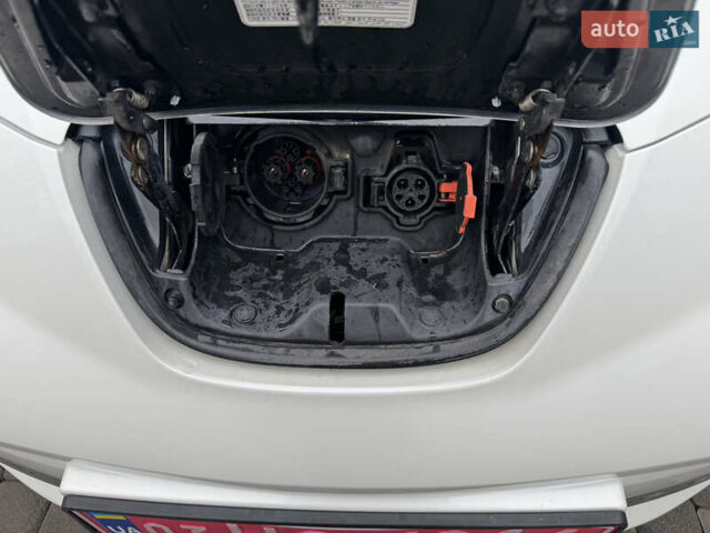 Белый Ниссан Лиф, объемом двигателя 0 л и пробегом 82 тыс. км за 6600 $, фото 18 на Automoto.ua