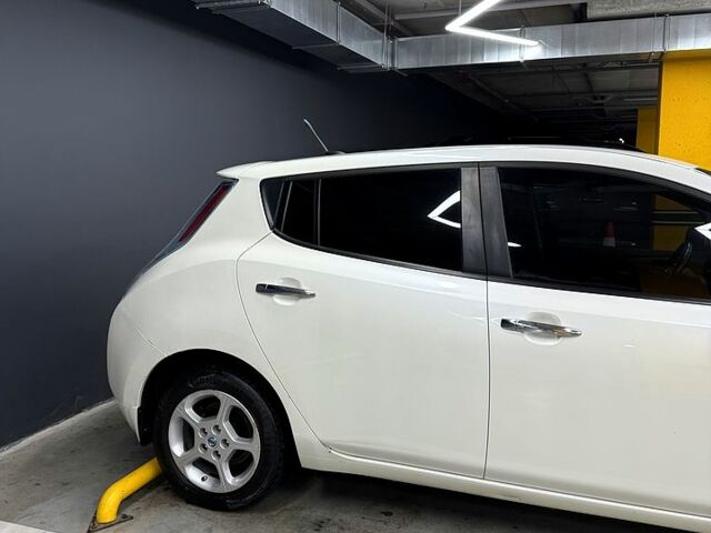 Белый Ниссан Лиф, объемом двигателя 80 л и пробегом 290 тыс. км за 5950 $, фото 2 на Automoto.ua