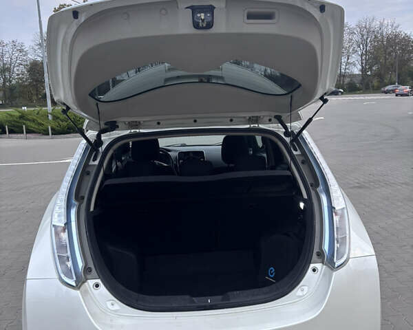 Белый Ниссан Лиф, объемом двигателя 0 л и пробегом 145 тыс. км за 6799 $, фото 17 на Automoto.ua