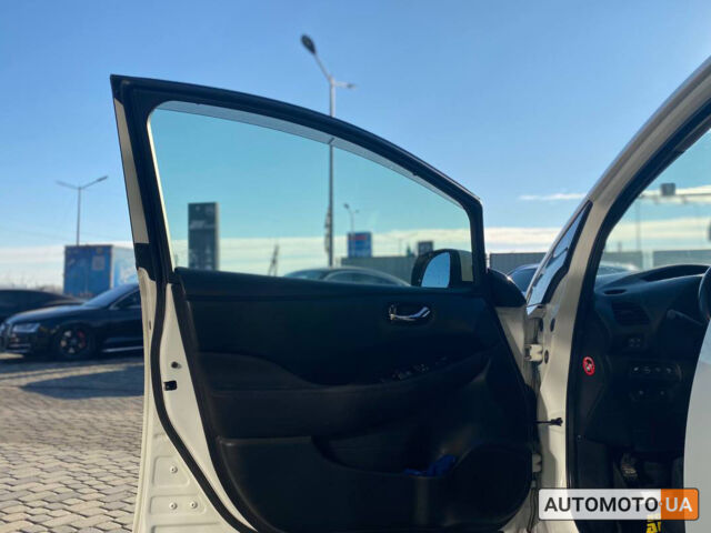 Білий Ніссан Ліф, об'ємом двигуна 24 л та пробігом 122 тис. км за 7700 $, фото 6 на Automoto.ua