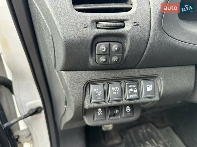 Белый Ниссан Лиф, объемом двигателя 0 л и пробегом 136 тыс. км за 5900 $, фото 10 на Automoto.ua