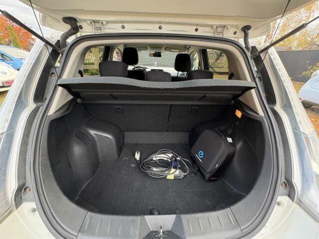 Білий Ніссан Ліф, об'ємом двигуна 0 л та пробігом 122 тис. км за 6200 $, фото 16 на Automoto.ua