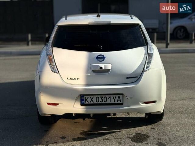 Білий Ніссан Ліф, об'ємом двигуна 0 л та пробігом 60 тис. км за 7500 $, фото 5 на Automoto.ua