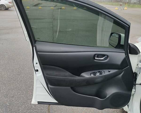 Белый Ниссан Лиф, объемом двигателя 0 л и пробегом 131 тыс. км за 6500 $, фото 7 на Automoto.ua