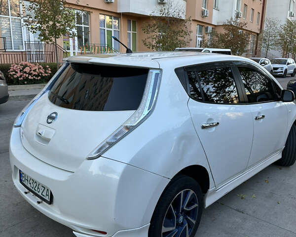 Белый Ниссан Лиф, объемом двигателя 0 л и пробегом 136 тыс. км за 4999 $, фото 6 на Automoto.ua