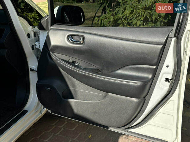 Белый Ниссан Лиф, объемом двигателя 0 л и пробегом 144 тыс. км за 6700 $, фото 17 на Automoto.ua