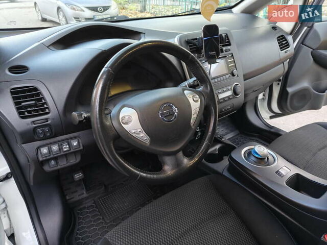 Белый Ниссан Лиф, объемом двигателя 0 л и пробегом 118 тыс. км за 7599 $, фото 24 на Automoto.ua