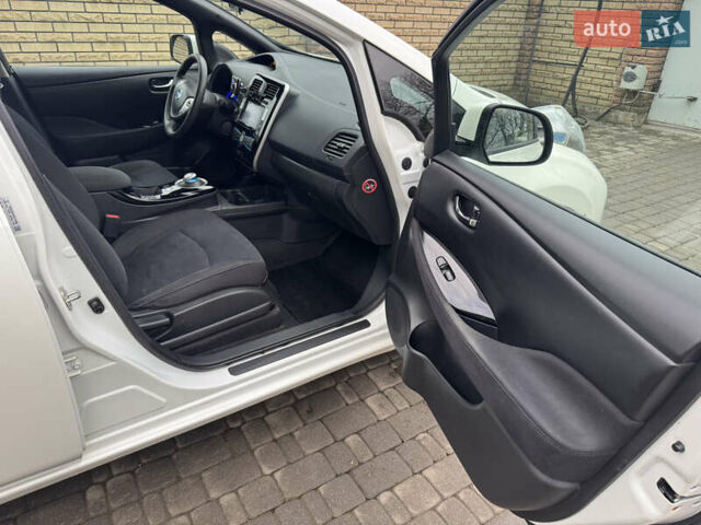 Белый Ниссан Лиф, объемом двигателя 0 л и пробегом 82 тыс. км за 6600 $, фото 14 на Automoto.ua