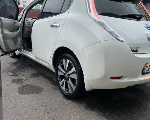 Белый Ниссан Лиф, объемом двигателя 0 л и пробегом 149 тыс. км за 9500 $, фото 6 на Automoto.ua