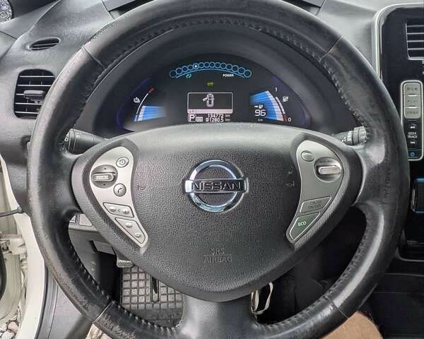 Білий Ніссан Ліф, об'ємом двигуна 0 л та пробігом 134 тис. км за 6500 $, фото 13 на Automoto.ua