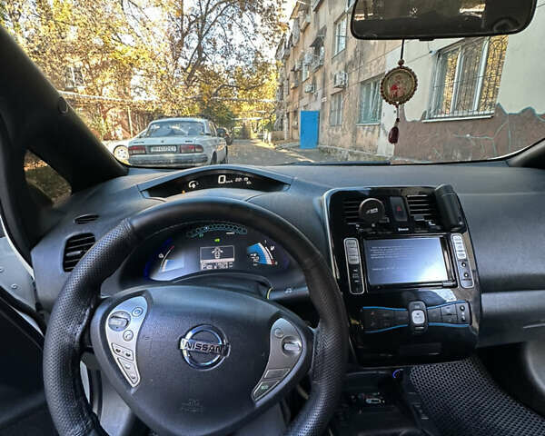 Белый Ниссан Лиф, объемом двигателя 0 л и пробегом 136 тыс. км за 4999 $, фото 9 на Automoto.ua