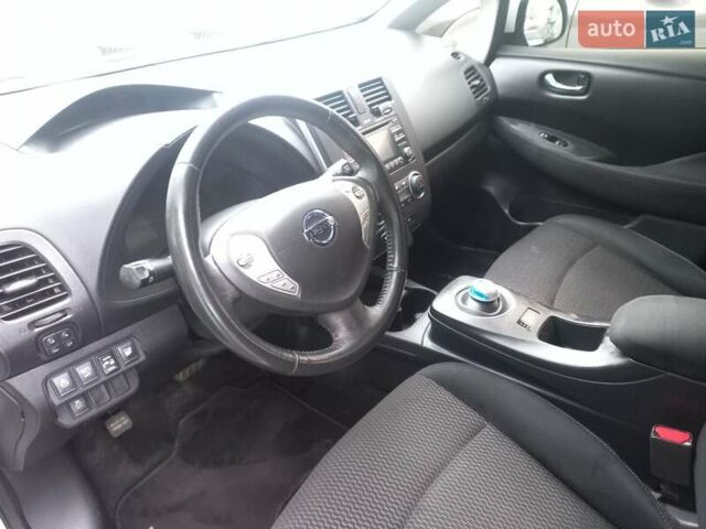Білий Ніссан Ліф, об'ємом двигуна 0 л та пробігом 130 тис. км за 5500 $, фото 7 на Automoto.ua