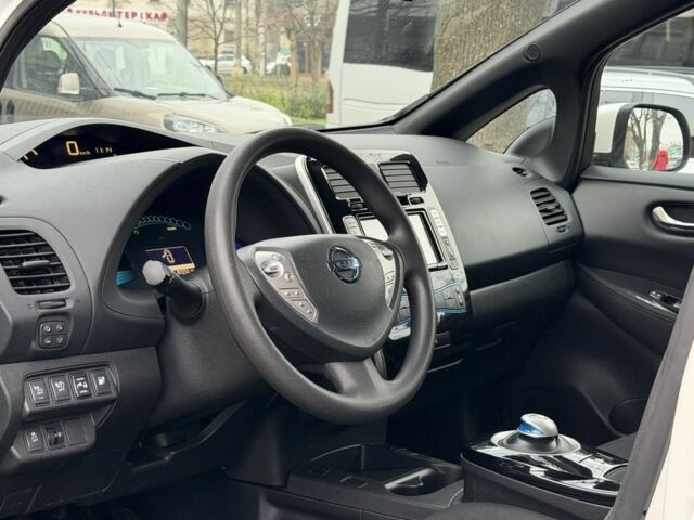 Білий Ніссан Ліф, об'ємом двигуна 0 л та пробігом 82 тис. км за 7699 $, фото 10 на Automoto.ua