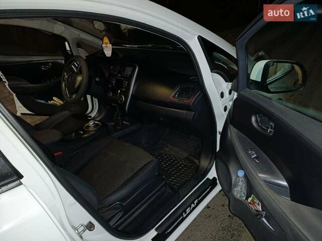 Белый Ниссан Лиф, объемом двигателя 0 л и пробегом 170 тыс. км за 6300 $, фото 10 на Automoto.ua