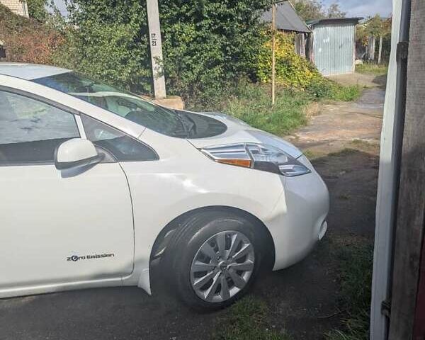 Белый Ниссан Лиф, объемом двигателя 0 л и пробегом 124 тыс. км за 5300 $, фото 11 на Automoto.ua