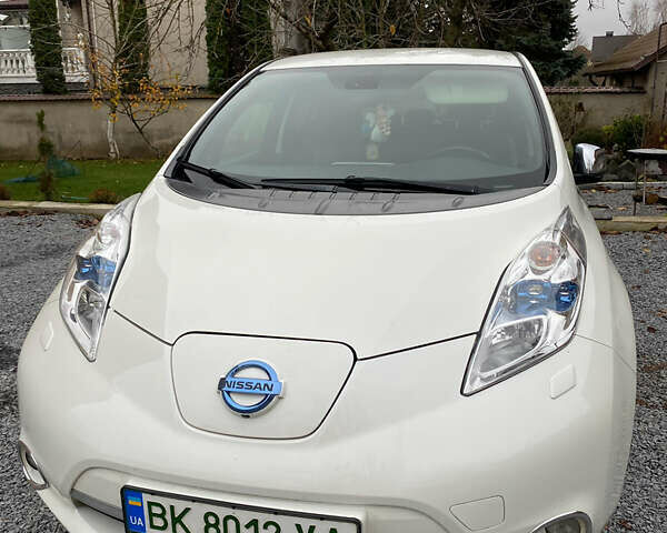 Білий Ніссан Ліф, об'ємом двигуна 0 л та пробігом 179 тис. км за 6800 $, фото 1 на Automoto.ua