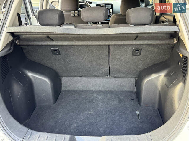 Белый Ниссан Лиф, объемом двигателя 0 л и пробегом 145 тыс. км за 6000 $, фото 4 на Automoto.ua