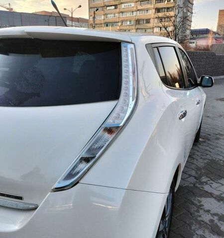 Белый Ниссан Лиф, объемом двигателя 0 л и пробегом 123 тыс. км за 7299 $, фото 6 на Automoto.ua