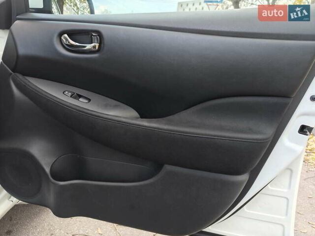 Белый Ниссан Лиф, объемом двигателя 0 л и пробегом 118 тыс. км за 7599 $, фото 47 на Automoto.ua