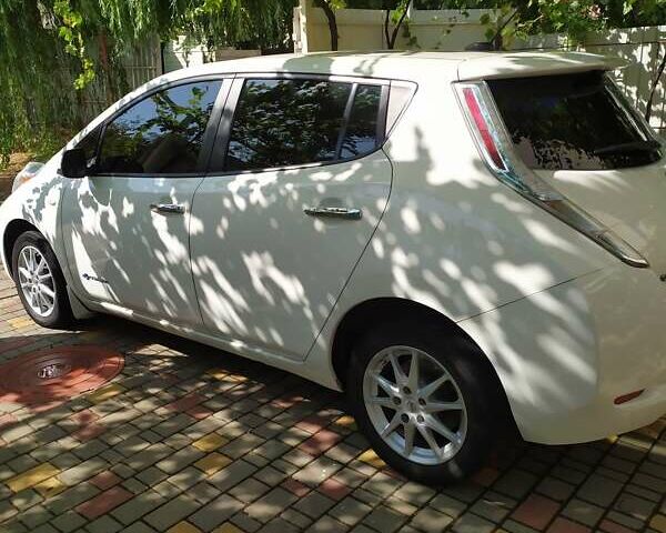 Білий Ніссан Ліф, об'ємом двигуна 0 л та пробігом 191 тис. км за 6700 $, фото 2 на Automoto.ua