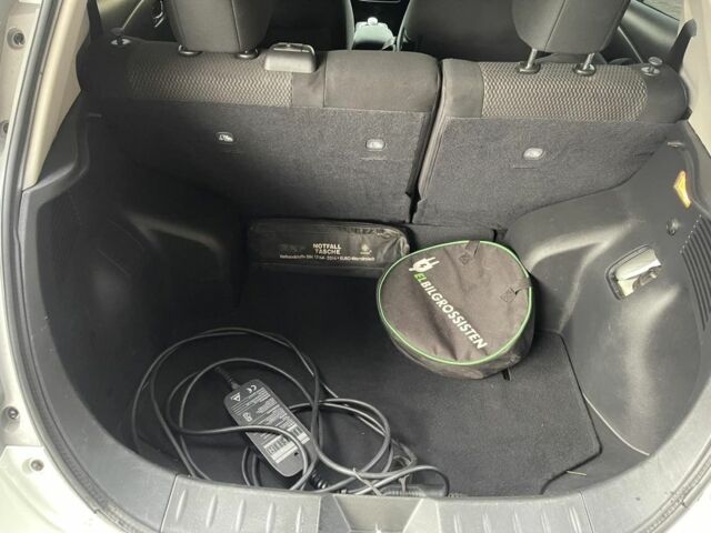 Белый Ниссан Лиф, объемом двигателя 0 л и пробегом 140 тыс. км за 6000 $, фото 7 на Automoto.ua