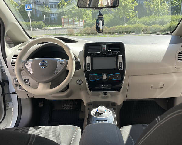 Белый Ниссан Лиф, объемом двигателя 0 л и пробегом 125 тыс. км за 9200 $, фото 9 на Automoto.ua