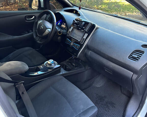 Белый Ниссан Лиф, объемом двигателя 0 л и пробегом 136 тыс. км за 4999 $, фото 12 на Automoto.ua