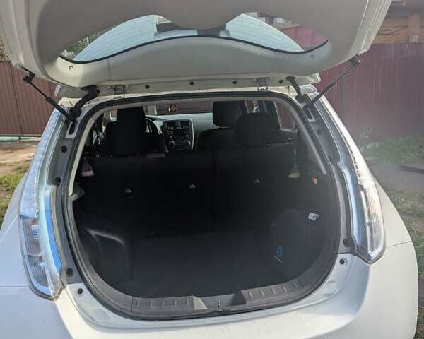 Белый Ниссан Лиф, объемом двигателя 0 л и пробегом 124 тыс. км за 5300 $, фото 2 на Automoto.ua