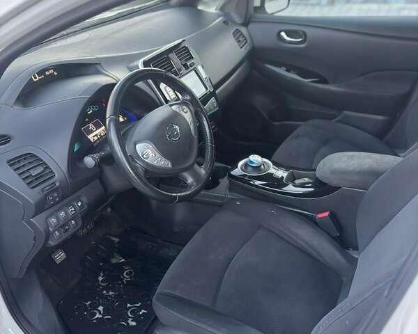 Білий Ніссан Ліф, об'ємом двигуна 0 л та пробігом 127 тис. км за 6450 $, фото 16 на Automoto.ua