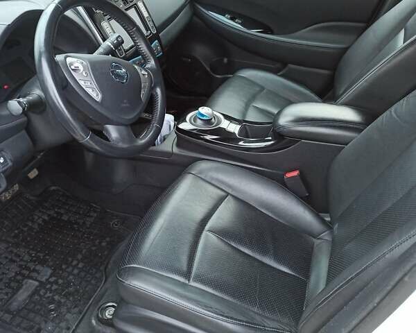 Белый Ниссан Лиф, объемом двигателя 0 л и пробегом 82 тыс. км за 7200 $, фото 4 на Automoto.ua