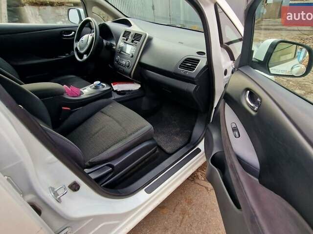 Белый Ниссан Лиф, объемом двигателя 0 л и пробегом 321 тыс. км за 3999 $, фото 4 на Automoto.ua