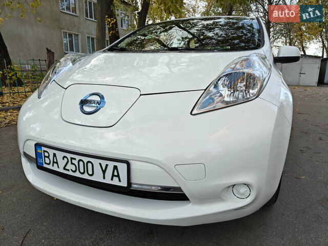 Белый Ниссан Лиф, объемом двигателя 0 л и пробегом 118 тыс. км за 7599 $, фото 18 на Automoto.ua