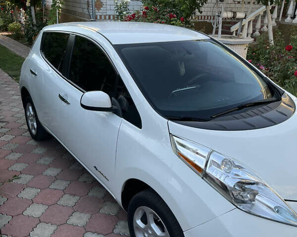 Белый Ниссан Лиф, объемом двигателя 0 л и пробегом 156 тыс. км за 6700 $, фото 1 на Automoto.ua