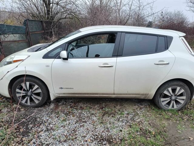 Белый Ниссан Лиф, объемом двигателя 0 л и пробегом 170 тыс. км за 6500 $, фото 5 на Automoto.ua