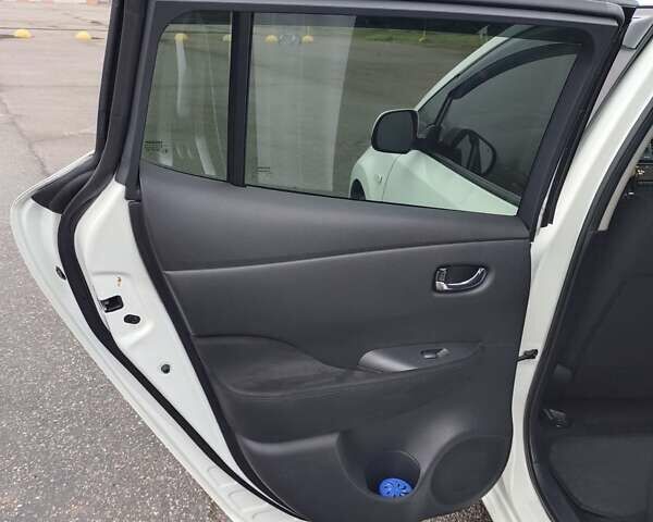 Белый Ниссан Лиф, объемом двигателя 0 л и пробегом 131 тыс. км за 6500 $, фото 9 на Automoto.ua