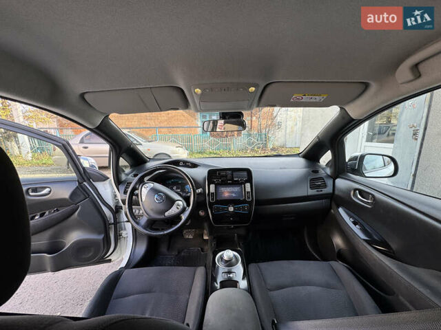 Белый Ниссан Лиф, объемом двигателя 0 л и пробегом 145 тыс. км за 6000 $, фото 5 на Automoto.ua