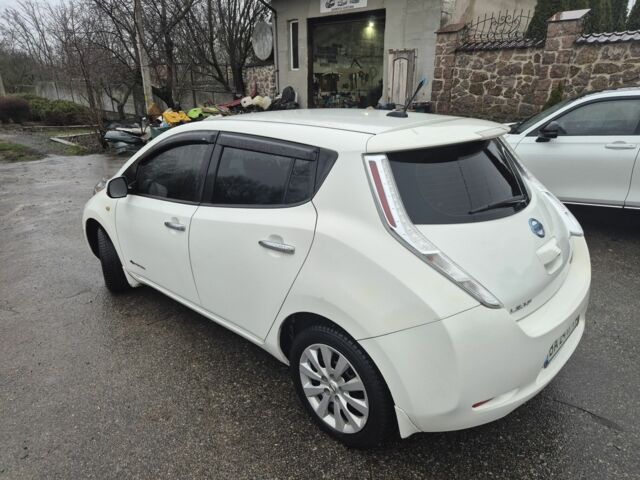 Белый Ниссан Лиф, объемом двигателя 0 л и пробегом 158 тыс. км за 6300 $, фото 2 на Automoto.ua