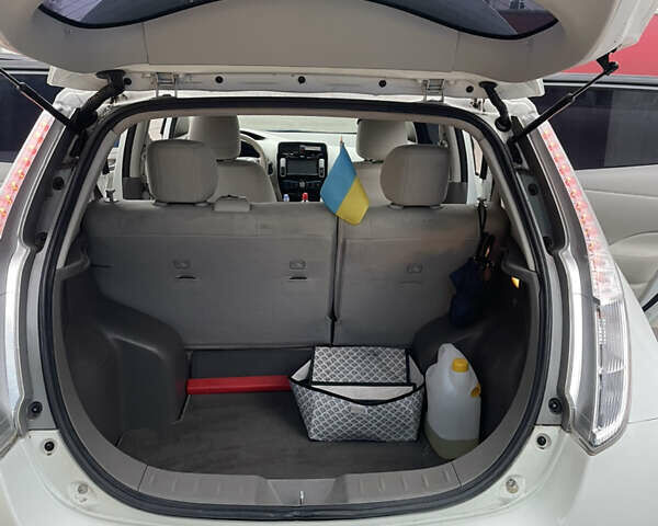 Белый Ниссан Лиф, объемом двигателя 0 л и пробегом 149 тыс. км за 9500 $, фото 5 на Automoto.ua