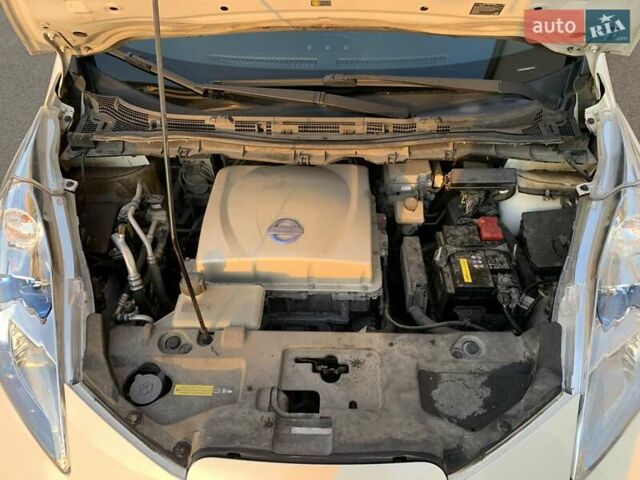 Білий Ніссан Ліф, об'ємом двигуна 0 л та пробігом 145 тис. км за 6950 $, фото 24 на Automoto.ua