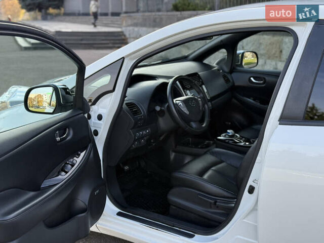 Белый Ниссан Лиф, объемом двигателя 0 л и пробегом 144 тыс. км за 7250 $, фото 12 на Automoto.ua