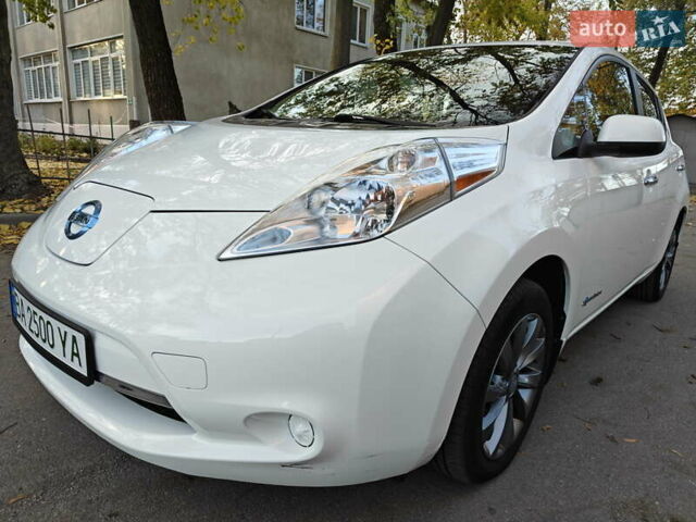 Белый Ниссан Лиф, объемом двигателя 0 л и пробегом 118 тыс. км за 7599 $, фото 16 на Automoto.ua