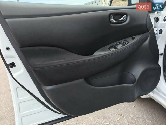 Белый Ниссан Лиф, объемом двигателя 0 л и пробегом 118 тыс. км за 7599 $, фото 44 на Automoto.ua