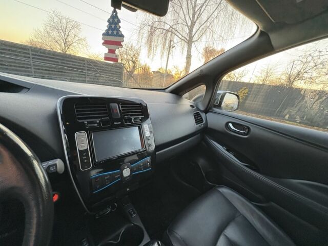 Белый Ниссан Лиф, объемом двигателя 0 л и пробегом 117 тыс. км за 6000 $, фото 21 на Automoto.ua