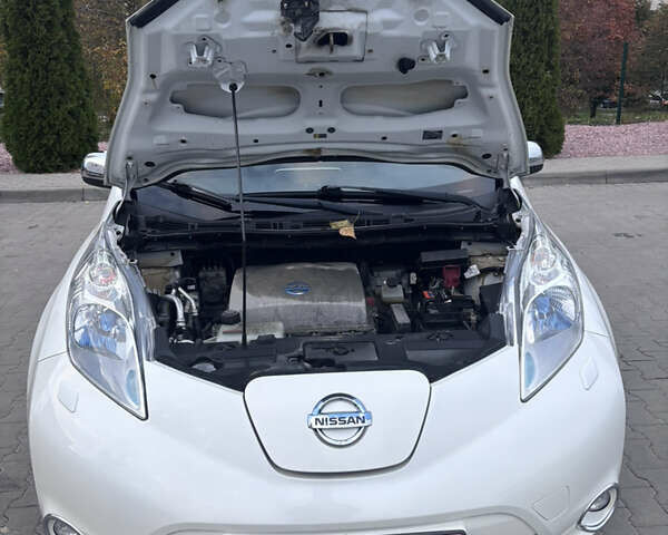 Белый Ниссан Лиф, объемом двигателя 0 л и пробегом 145 тыс. км за 6799 $, фото 23 на Automoto.ua