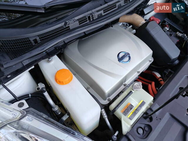 Белый Ниссан Лиф, объемом двигателя 0 л и пробегом 118 тыс. км за 7599 $, фото 64 на Automoto.ua