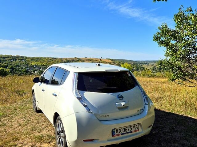 Белый Ниссан Лиф, объемом двигателя 0 л и пробегом 219 тыс. км за 7500 $, фото 6 на Automoto.ua